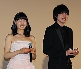 舞台挨拶に立った土屋太鳳(左)と山崎賢人「orange