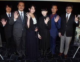 舞台挨拶に立った山内ケンジ監督(右)ら「At the terrace テラスにて」