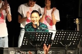 チャットモンチーと共演しピアノ伴奏を披露した蒼井優「アズミ・ハルコは行方不明」
