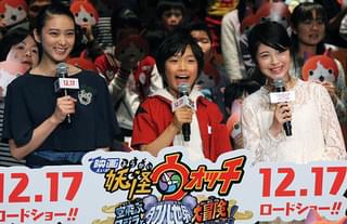 舞台挨拶に立った(左から) 武井咲、南出凌嘉、浜辺美波「映画 妖怪ウォッチ 空飛ぶクジラとダブル世界の大冒険だニャン!」