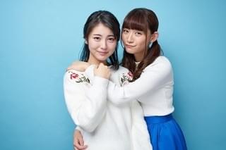 浜辺美波(左)を抱きすくめる浅川梨奈「咲 Saki」
