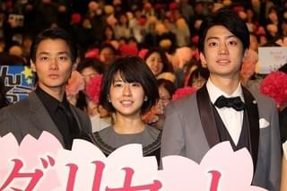 舞台挨拶に立った(左から) 野村周平、黒島結菜、健太郎「サクラダリセット 前篇」