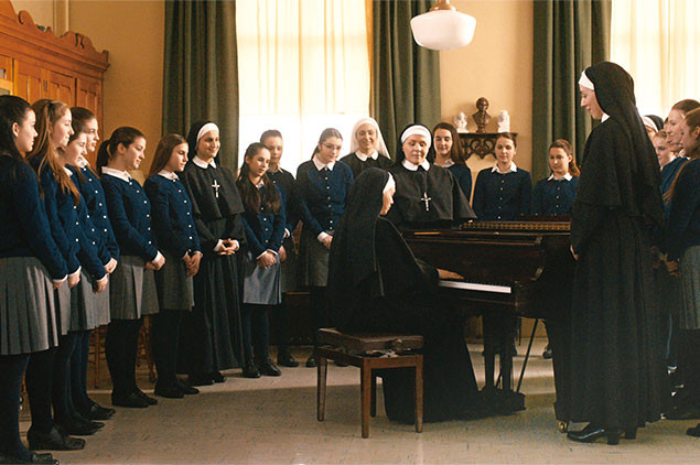 廃校を迫られた教師と女生徒たちが、「音楽の力」を信じて立ち上がる！