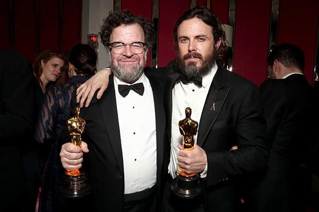 見事にオスカーを手にしたケネス・ロナーガン監督(左)とケイシー・アフレック(右)
